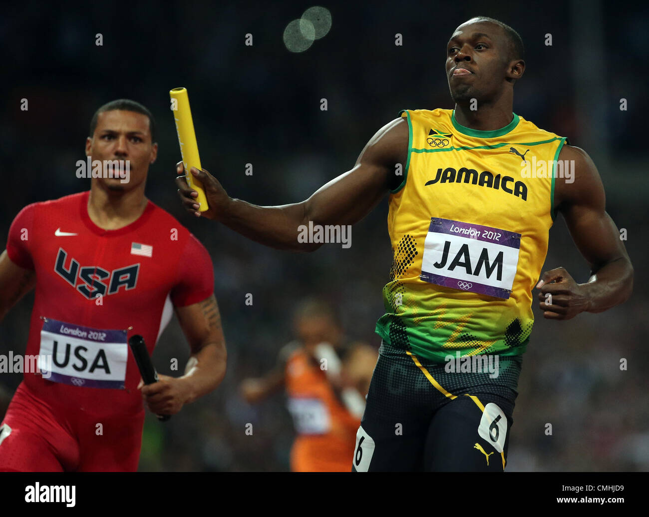 11.08.2012. London England. Usain Bolt (R) von Jamaika und Ryan Bailey (L) der USA in Aktion während die Männer 4 x 100m Staffel Finale in London 2012 Olympische Spiele im Olympiastadion, London. Usain Bolt, Verankerung der Team half das jamaikanische Team die Goldmedaille im 36,84 Sekunden einen neuen Weltrekord. Stockfoto