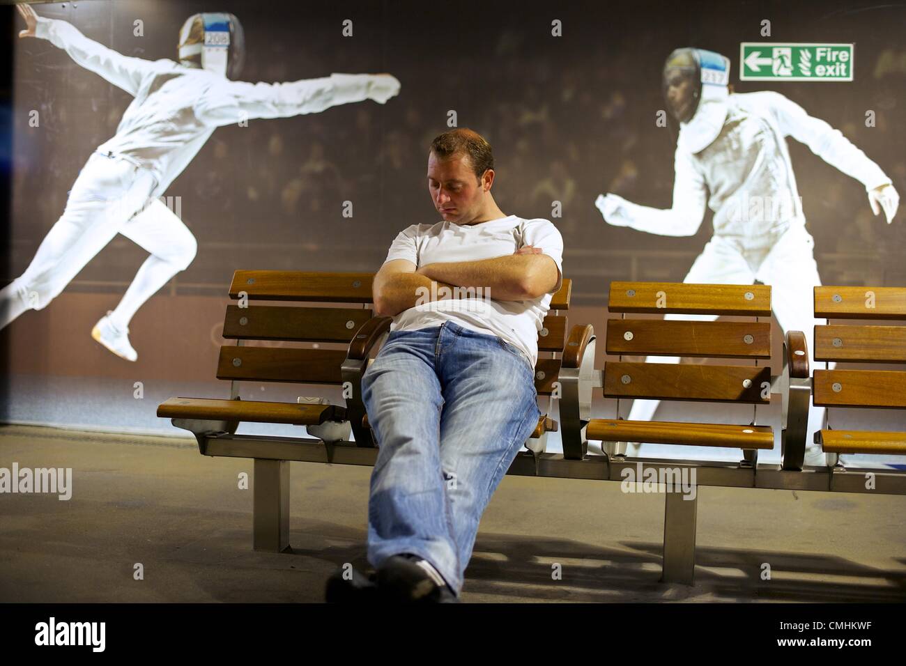 12. August 2012 - London, England, Vereinigtes Königreich - schlummert ein Mann auf der Plattform während des Wartens auf den Speer Zug um 03:00 während der Olympischen Spiele London 2012. (Kredit-Bild: © Mark Makela/ZUMAPRESS.com) Stockfoto