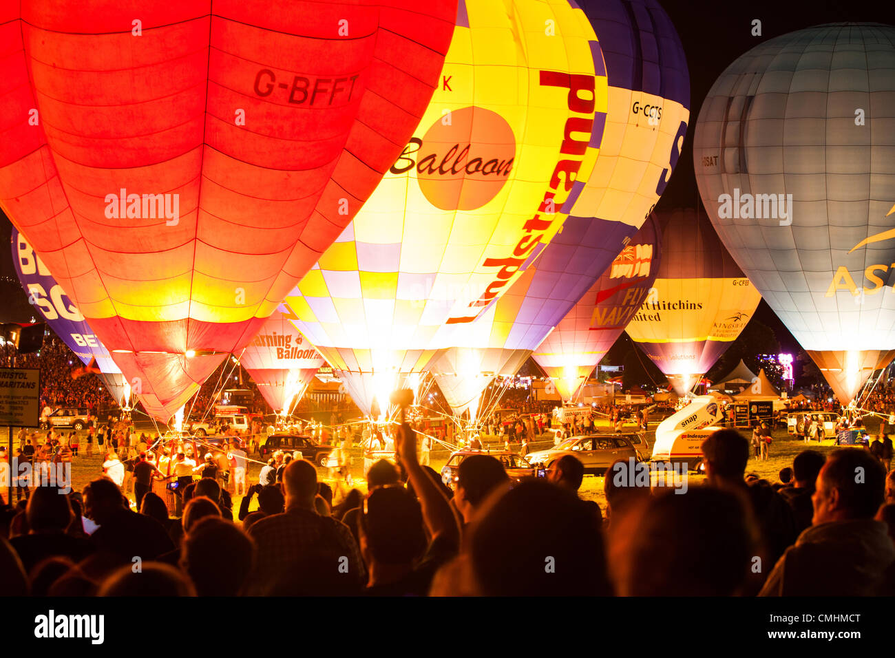 Bristol, UK, 11. August 2012. Ballons Leuchten für die jährliche "Nightglow" an der Bristol International Balloon Fiesta. Während die "Nightglow" haben einige 30 Ballons ihre Brenner gebrannt im Takt der Musik. Die Fiesta ist auf dem 850 Hektar großen Anwesen Anwesen von Ashton Gericht gehalten. Stockfoto