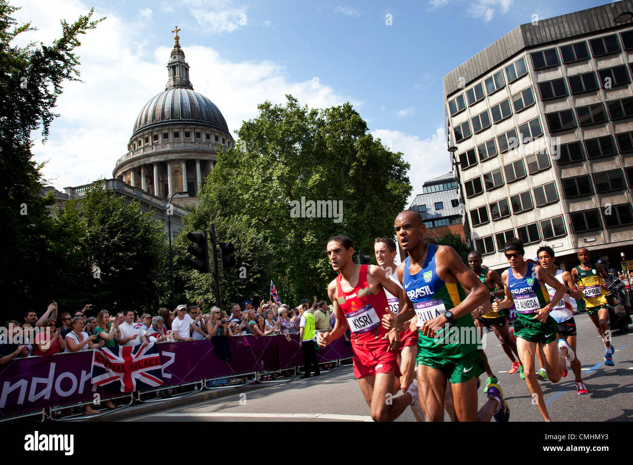 London, UK. Sonntag, 12. August 2012. Herren Marathon Konkurrenten durchlaufen St Pauls Cathedral der City of London, der letzte der Leichtathletik-Wettbewerbe der Olympischen Spiele 2012 in London. Stockfoto