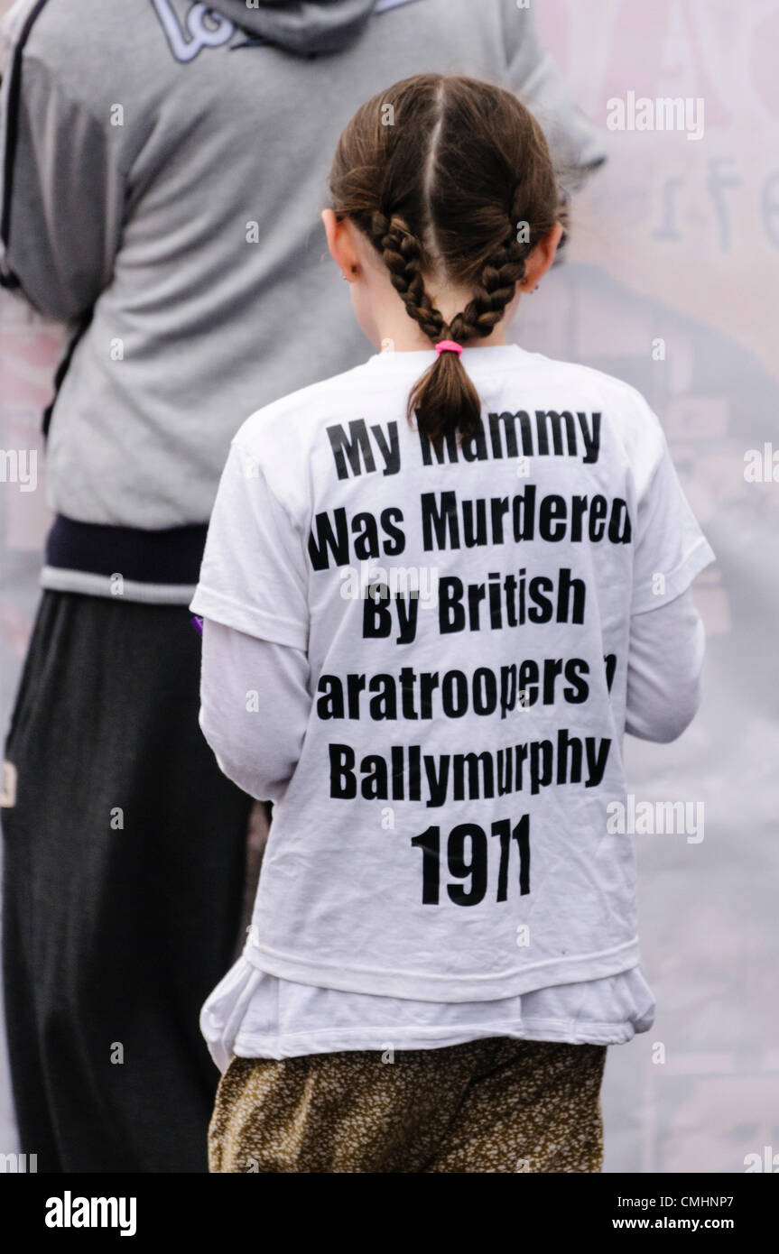 12. August 2012. Belfast. Junges Mädchen trägt ein T-shirt, das sagt,  "meine Mama von britischen Fallschirmjägern in Ballymurphy, 1971 ermordet  wurde". Am 9. August 1971 Soldaten aus dem Fallschirm-Regiment 11 Menschen  getötet.
