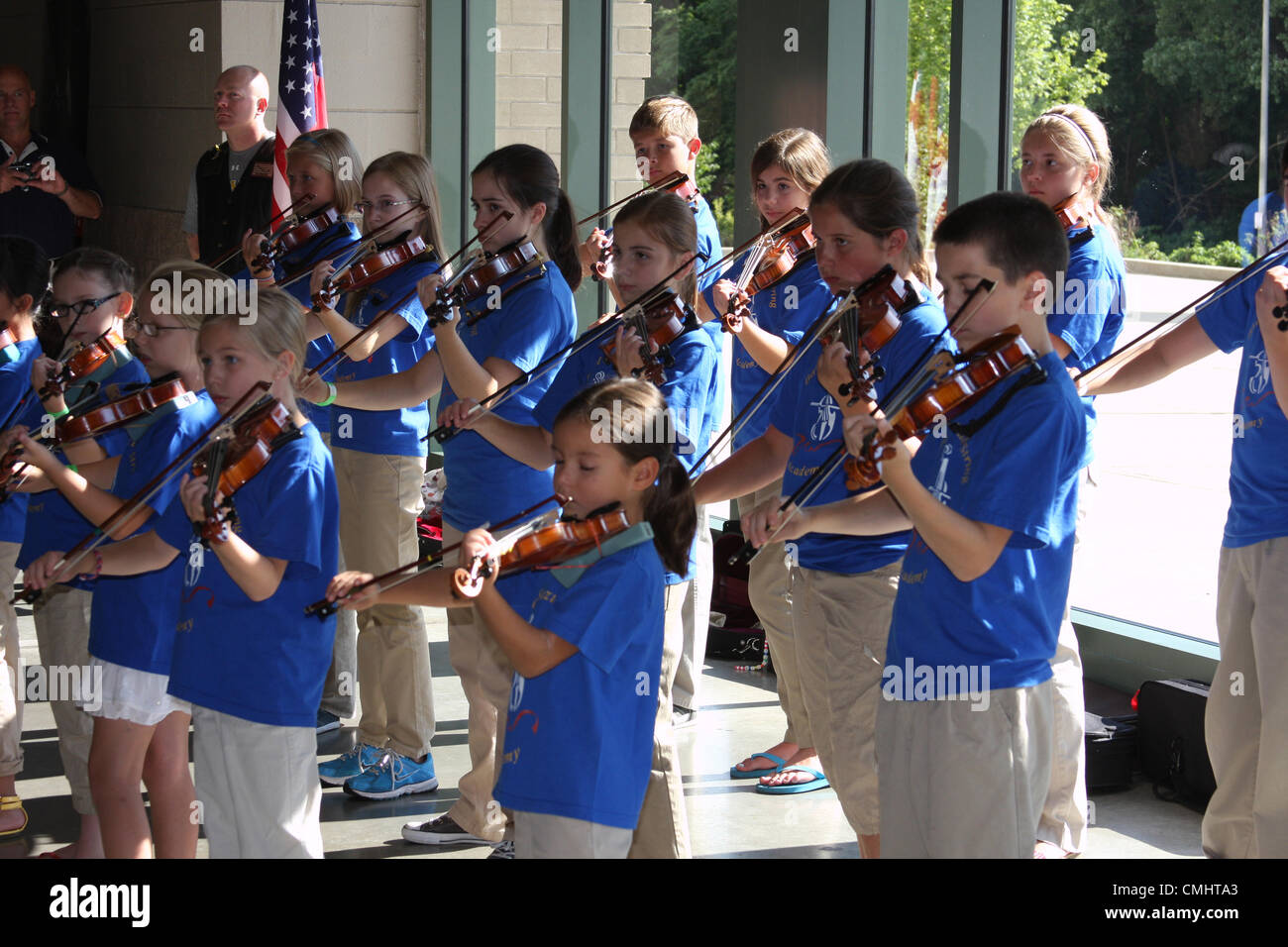 11. August 2012. Junge Musiker aus Barcel Suzuki String Academy alle spielen die Geige auf dem Feld der Ehre-Event im Miller Park Baseball Stadium Milwaukee WI USA am 11. August 2012.   WWII Veteranen wurden bei der Veranstaltung mit Förderung des Fluges Ehre geehrt, die Veteranen nach Washington D.C. anzuzeigende Gedenkstätte WWII fliegt. Stockfoto