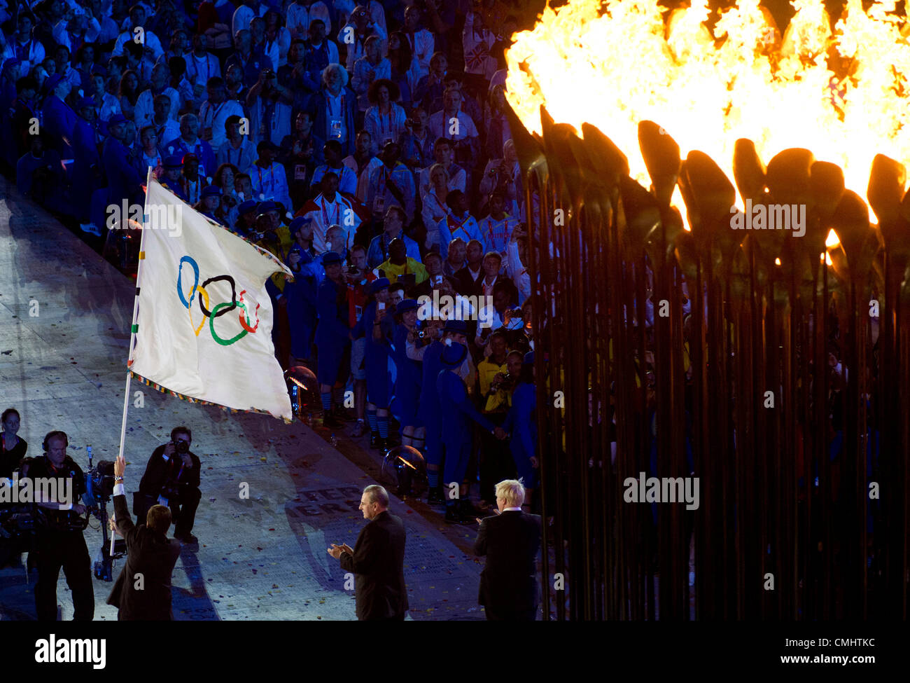 12. August 2012 - London, England, Vereinigtes Königreich - Eduardo Paes, Bürgermeister von Rio, Wellen beobachtet die Olympische Flagge von Jacques Rogge, Präsident des IOC und Boris Johnson, Bürgermeister von London in der Abschlusszeremonie während der London Olympics 2012 im Olympiastadion am 12. August 2012 in London, Vereinigtes Königreich. (Kredit-Bild: © Paul Kitagaki Jr./ZUMAPRESS.com) Stockfoto