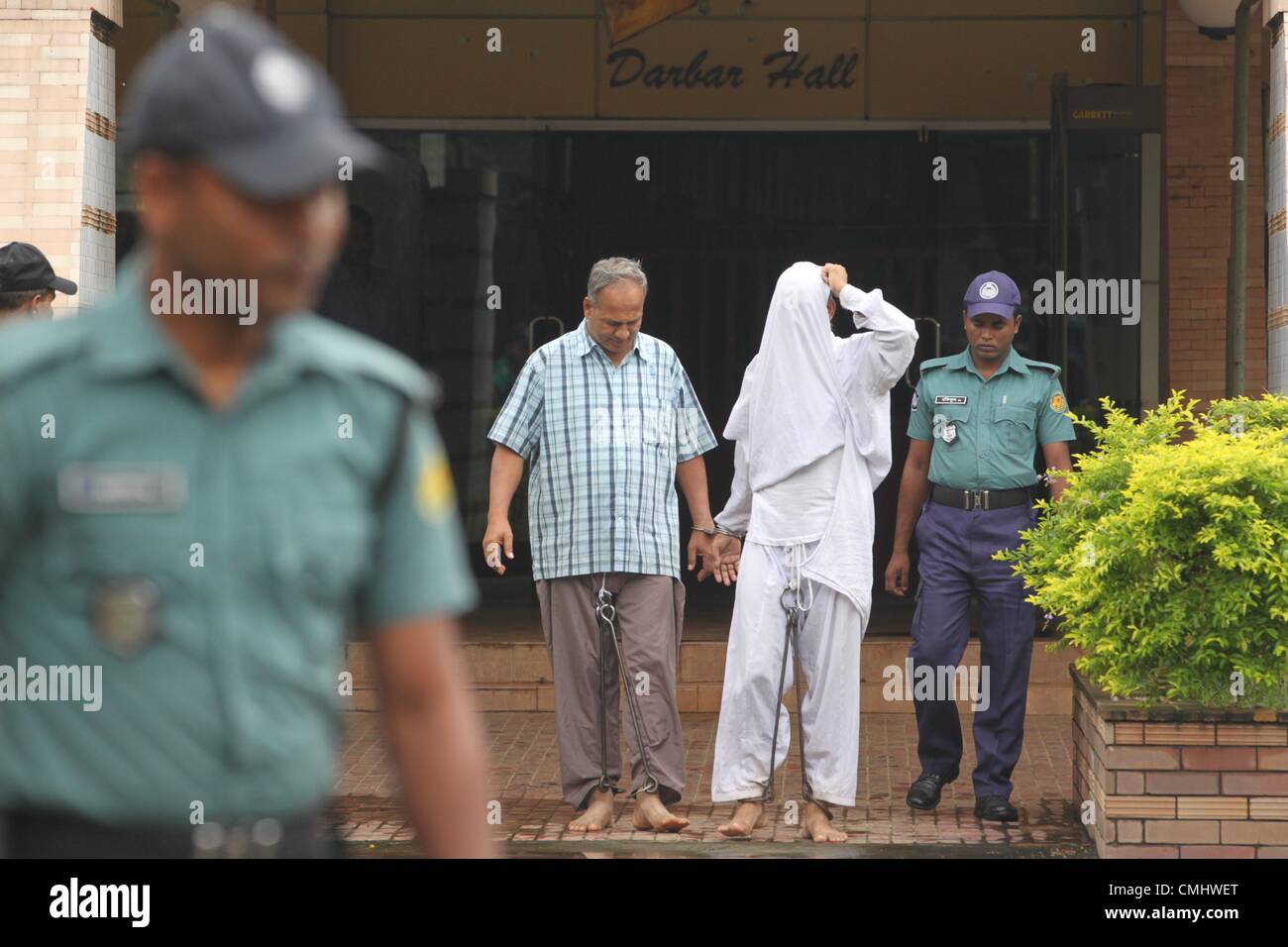 12. August 2012. Dhaka, Bangladesch - Mitglied Bangladesh Gewehre Guard (BDR) Jawan kehrt ins Gefängnis nach Urteilsverkündung auf einem besonderen Gericht Grenzschutz zurück Hauptquartier Bangladesch (BGB) am 12. August im BGB in Pilkhan Dhak. Ein Gericht verurteilte 329 Jawans von vier Monaten bis sieben Jahren, im Fall der Pilkhan Gemeinschaft nach lokalen Zeitungen. Mindestens 73 Menschen, darunter 57 Offiziere wurden brutal ermordet, während der 25-26. Februar-Meuterei im 2009 an Pilkhan. Â © Monirul Alam (Kredit-Bild: © Monirul Alam/ZUMAPRESS.com) Stockfoto