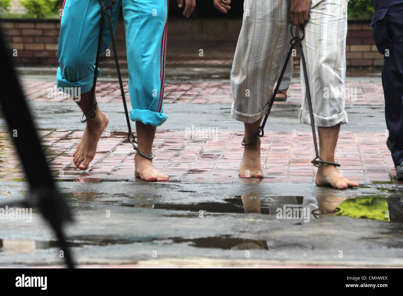 12. August 2012. Dhaka, Bangladesch - Mitglied Bangladesh Gewehre Guard (BDR) Jawan kehrt ins Gefängnis nach Urteilsverkündung auf einem besonderen Gericht Grenzschutz zurück Hauptquartier Bangladesch (BGB) am 12. August im BGB in Pilkhan Dhak. Ein Gericht verurteilte 329 Jawans von vier Monaten bis sieben Jahren, im Fall der Pilkhan Gemeinschaft nach lokalen Zeitungen. Mindestens 73 Menschen, darunter 57 Offiziere wurden brutal ermordet, während der 25-26. Februar-Meuterei im 2009 an Pilkhan. Â © Monirul Alam (Kredit-Bild: © Monirul Alam/ZUMAPRESS.com) Stockfoto