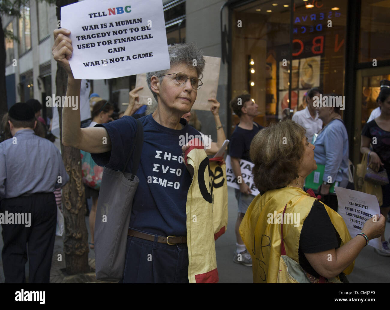 13. August 2012. Tierärzte, Antiwar und Frieden Aktivisten demonstrieren außerhalb NBC Studios in New York City um zu protestieren, die extrem schlechten Geschmack um eine Reality-Show über Krieg, genannt "Stars verdienen Stripes" Lüften erstellt haben heute Abend 13. August 2012 zum ersten Mal. Bildnachweis: David Grossman / Alamy Live News Stockfoto