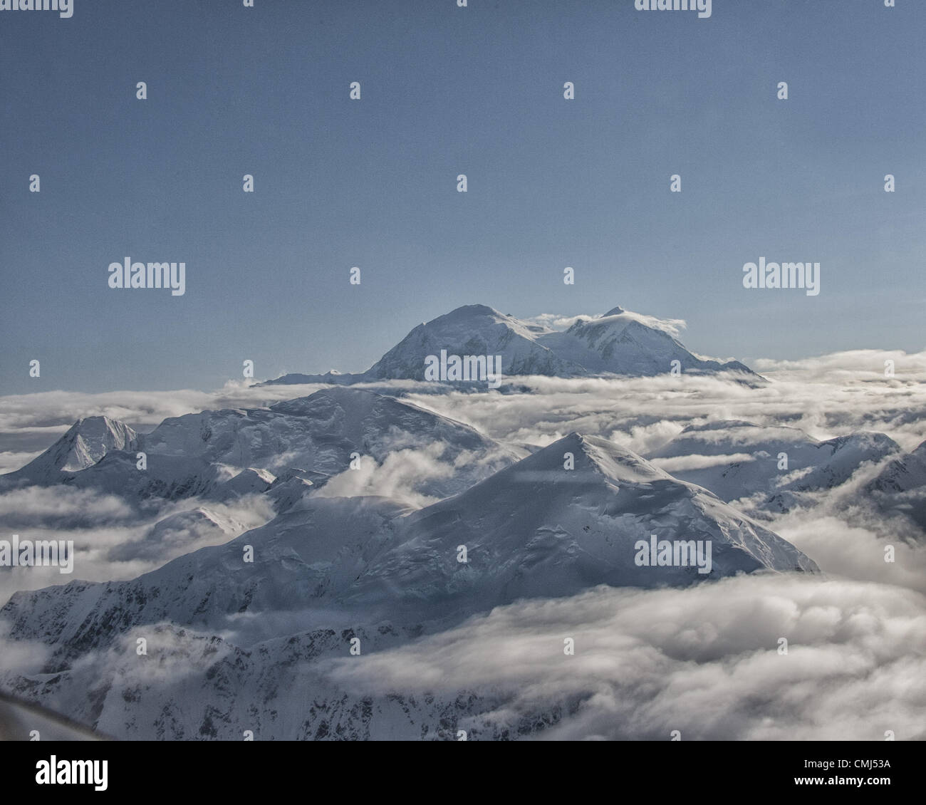 26. Juni 2012 - Alaska, USA - im Hintergrund, stieß über eine Schicht von Wolken, sind die zwei Gipfel der Schnee Mt McKinley, die höchsten Berggipfel in Nordamerika, 20.320 ft (6, 194Â m) über dem Meeresspiegel und das Herzstück des Denali Nationalpark und Reservat verkleidet. In der Mitte rechts ist Mt. Täuschung, 11.486 ft (3.501 m), und auf der linken Seite ist Mt. Silverthrone, 13.219 ft (4.029 m), alle Teil der majestätischen Alaska Range. (Kredit-Bild: © Arnold Drapkin/ZUMAPRESS.com) Stockfoto