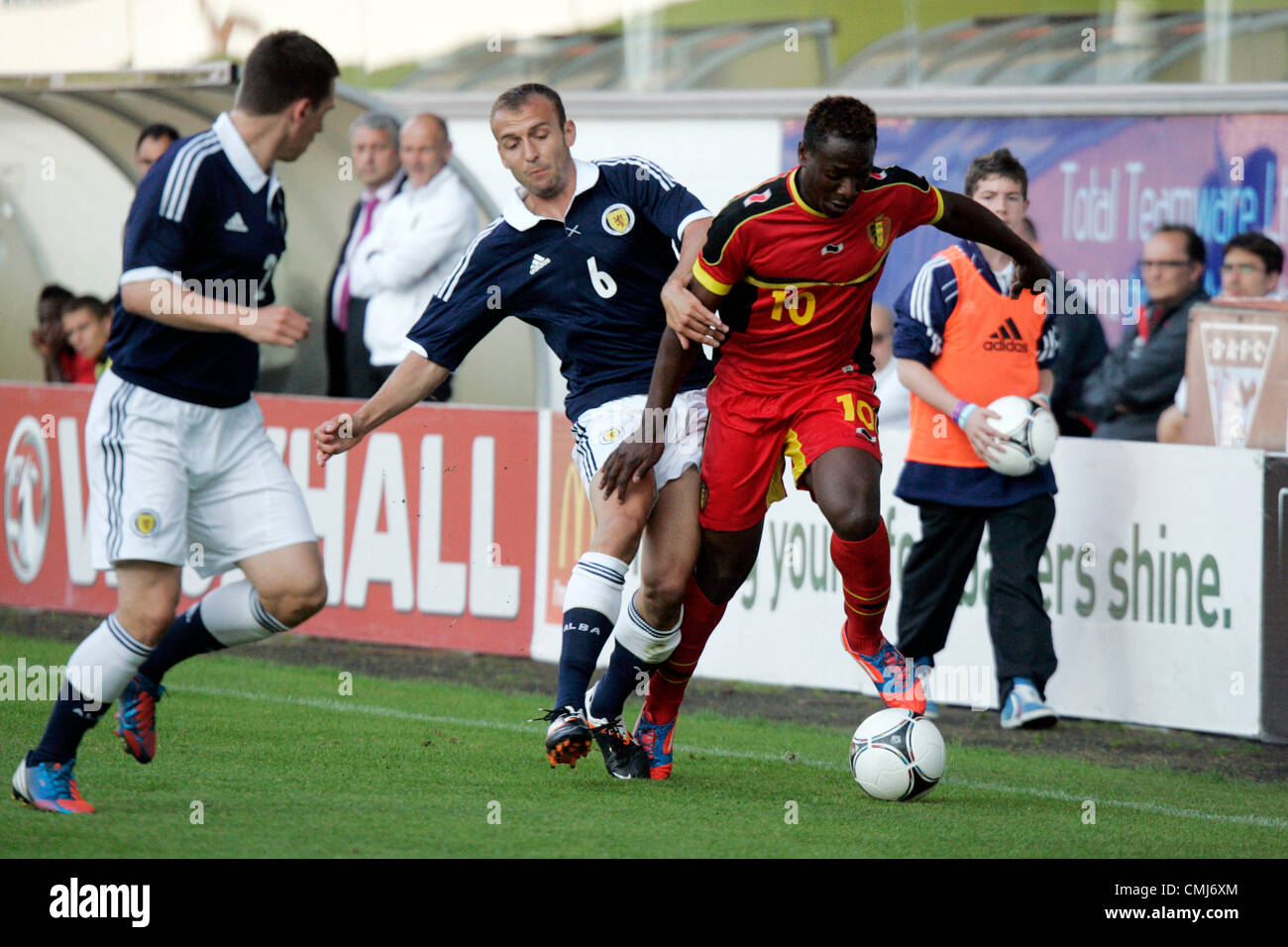 14. August 2012. 14.08.2012 Dunfermline, Schottland. 6 Liam Kelly und 10 Pau-Jose Mpoku in Aktion während der Vauxhall U21-International Challenge Match BetweenScotland und Belgien im East End Park. Stockfoto