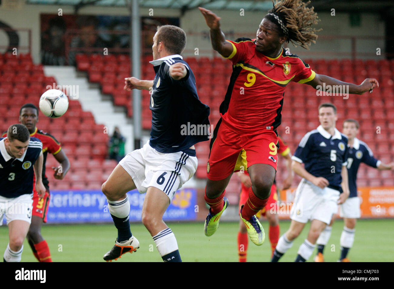 14. August 2012. 14.08.2012 Dunfermline, Schottland. 6 Liam Kelly und 9 Ziggy Badibanga in Aktion während der Vauxhall U21-International Challenge Match BetweenScotland und Belgien im East End Park. Stockfoto