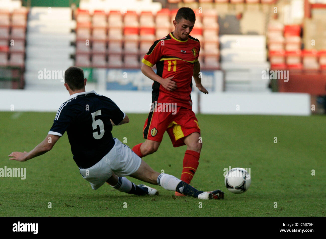 14. August 2012. 14.08.2012 Dunfermline, Schottland. 5 Murray Wallace und 11 Maxime Lestienne in Aktion während der Vauxhall U21-International Challenge Match BetweenScotland und Belgien im East End Park. Stockfoto