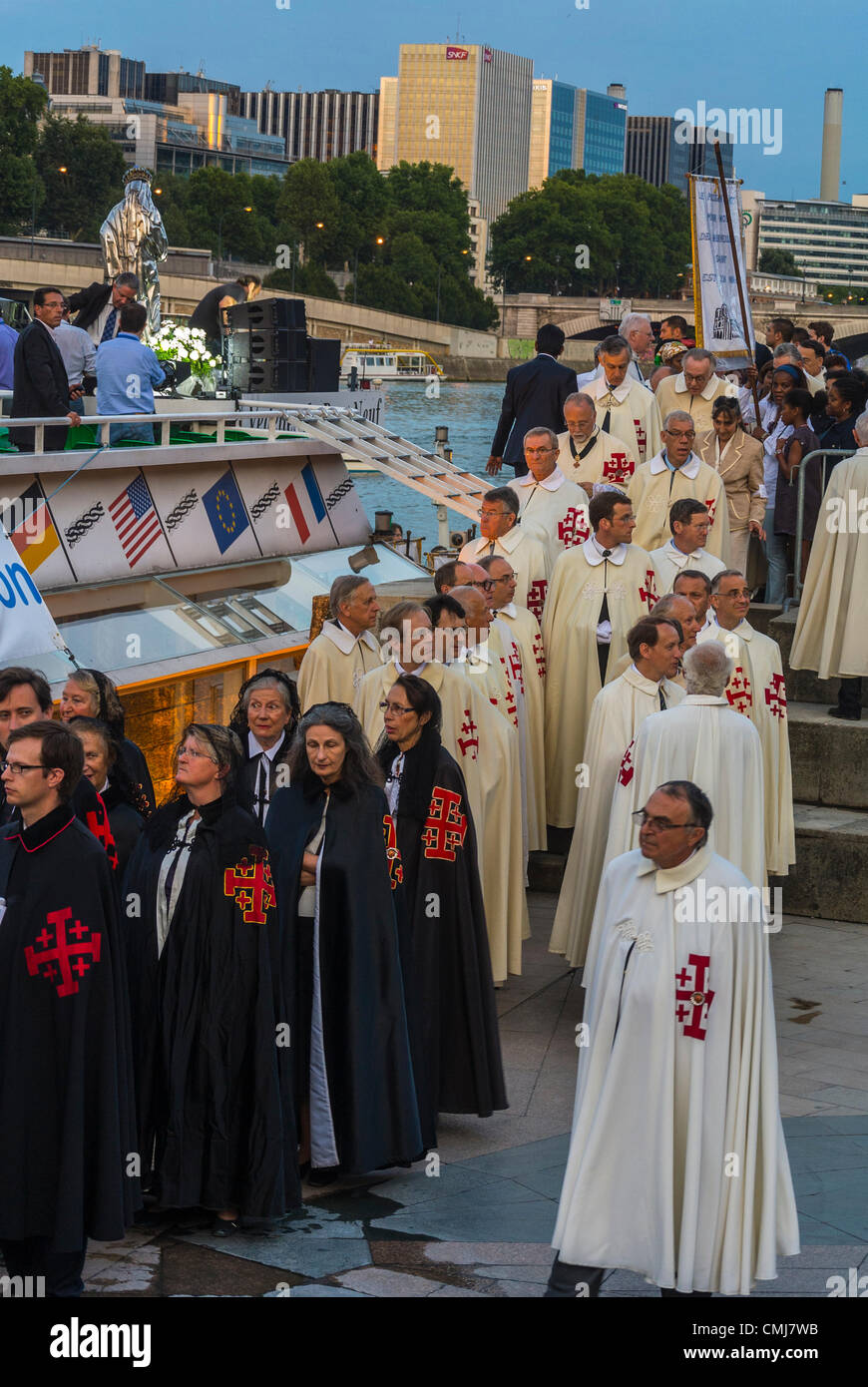 Paris, Frankreich, Menschenmenge von Priestern und Nonnen in traditionellen Trachten, christliche Pilger feiern den 15. August, Himmelfahrt der Jungfrau Maria, mit Bootsfahrt auf der seine, französische katholische Kirchenpriester, Jungfrau maria Himmelfahrt Stockfoto