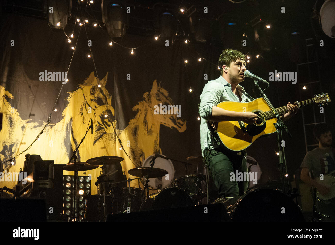 14. August 2012. Britischen Folk-Rock Gruppe Mumford & Söhne spielen mehr als 11000 Menschen im LC-Pavillon in Columbus, Ohio am 14. August 2012. Die Band verkaufte sich die Show in Rekordzeit für den Veranstaltungsort. Bildnachweis: Matt Ellis / Alamy Live News Stockfoto