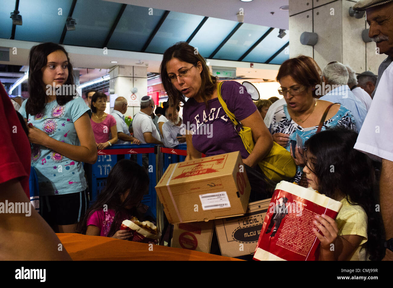 15. August 2012. Ganze Familien kommen an eine Gasmaske Verteilungspunkt in Hadar Shopping Mall. Durchschnittliche Wartezeit beträgt drei Stunden. Jerusalem, Israel. 15. August 2012.  Zivilisten strömen Gasmaske Verteilungspunkt als Erneuerung der veralteten chemischen/biologischen Kriegsführung Verteidigung Kits Heimatfront Befehl fordert. Antwort in Jerusalem steigt mit überwältigender Mehrheit wegen in Jerusalem-Teheran Kriegsrhetorik erhöht. Stockfoto