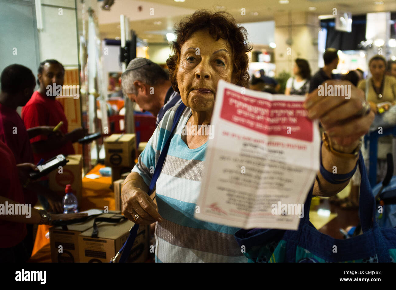 15. August 2012. Eine böse Frau zeigt einen Brief von der Heimatfront-Befehl mit den Telefonnummern für Rückfragen zu denen gibt es keine Antworten erhalten. Jerusalem, Israel. 15. August 2012.  Zivilisten strömen Gasmaske Verteilungspunkt als Erneuerung der veralteten chemischen/biologischen Kriegsführung Verteidigung Kits Heimatfront Befehl fordert. Antwort in Jerusalem steigt mit überwältigender Mehrheit wegen in Jerusalem-Teheran Kriegsrhetorik erhöht. Stockfoto