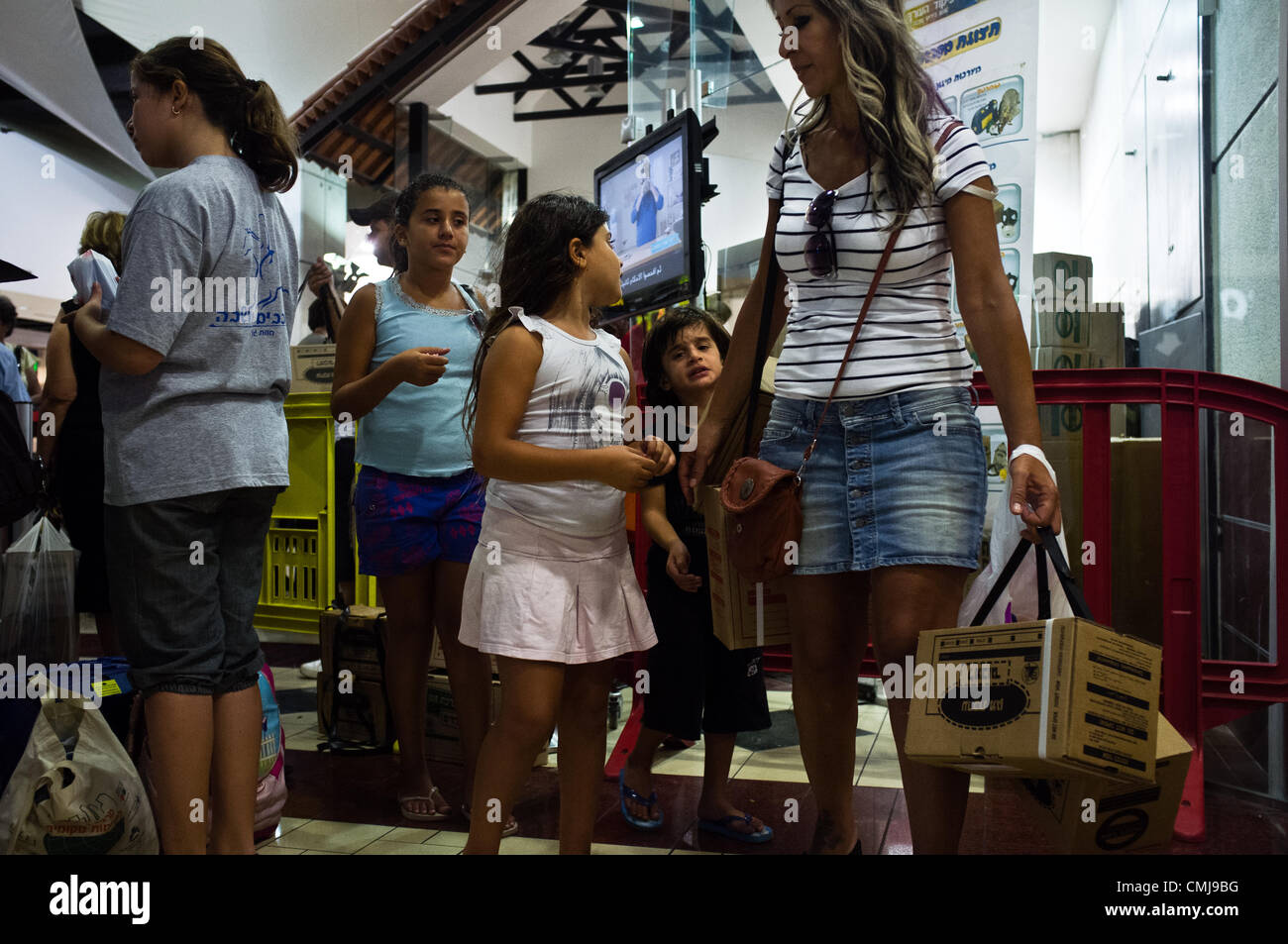 15. August 2012. Ganze Familien kommen an eine Gasmaske Verteilungspunkt in Hadar Shopping Mall. Durchschnittliche Wartezeit beträgt drei Stunden. Jerusalem, Israel. 15. August 2012.  Zivilisten strömen Gasmaske Verteilungspunkt als Erneuerung der veralteten chemischen/biologischen Kriegsführung Verteidigung Kits Heimatfront Befehl fordert. Antwort in Jerusalem steigt mit überwältigender Mehrheit wegen in Jerusalem-Teheran Kriegsrhetorik erhöht. Stockfoto
