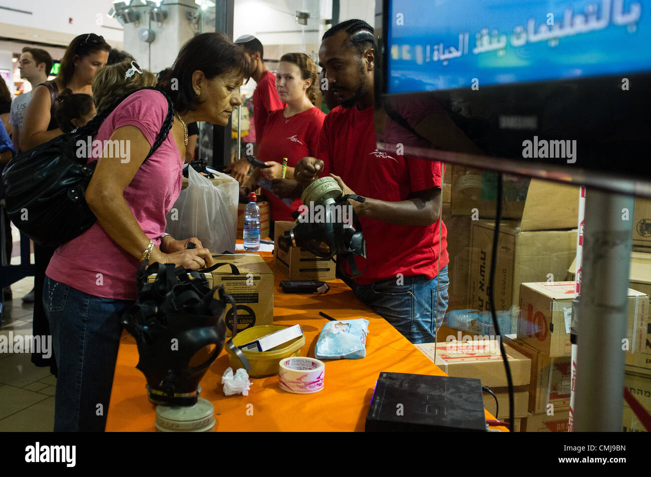 15. August 2012. Mitarbeiter der Postal Service-Mann die Gasmaske Verteilung Punkt bei Hadar Shopping Mall alle israelischen Bürgern mit chemischen/biologischen Kriegsführung Verteidigung Kits. Touristen und andere werden auch in einer Notsituation vorzusehen. Jerusalem, Israel. 15. August 2012.  Zivilisten strömen Gasmaske Verteilungspunkt als Erneuerung der veralteten chemischen/biologischen Kriegsführung Verteidigung Kits Heimatfront Befehl fordert. Antwort in Jerusalem steigt mit überwältigender Mehrheit wegen in Jerusalem-Teheran Kriegsrhetorik erhöht. Stockfoto