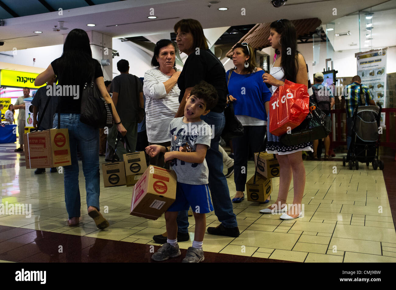 15. August 2012. Ganze Familien kommen an eine Gasmaske Verteilungspunkt in Hadar Shopping Mall. Durchschnittliche Wartezeit beträgt drei Stunden. Jerusalem, Israel. 15. August 2012.  Zivilisten strömen Gasmaske Verteilungspunkt als Erneuerung der veralteten chemischen/biologischen Kriegsführung Verteidigung Kits Heimatfront Befehl fordert. Antwort in Jerusalem steigt mit überwältigender Mehrheit wegen in Jerusalem-Teheran Kriegsrhetorik erhöht. Stockfoto