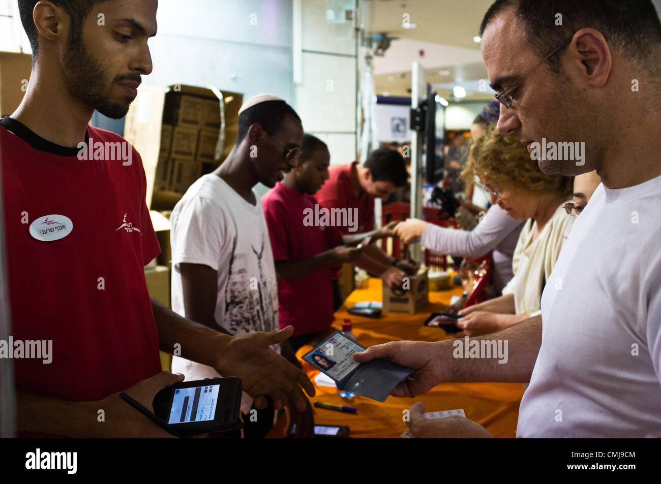 15. August 2012. Mitarbeiter der Postal Service-Mann die Gasmaske Verteilung Punkt bei Hadar Shopping Mall alle israelischen Bürgern mit chemischen/biologischen Kriegsführung Verteidigung Kits. Touristen und andere werden auch in einer Notsituation vorzusehen. Jerusalem, Israel. 15. August 2012.  Zivilisten strömen Gasmaske Verteilungspunkt als Erneuerung der veralteten chemischen/biologischen Kriegsführung Verteidigung Kits Heimatfront Befehl fordert. Antwort in Jerusalem steigt mit überwältigender Mehrheit wegen in Jerusalem-Teheran Kriegsrhetorik erhöht. Stockfoto