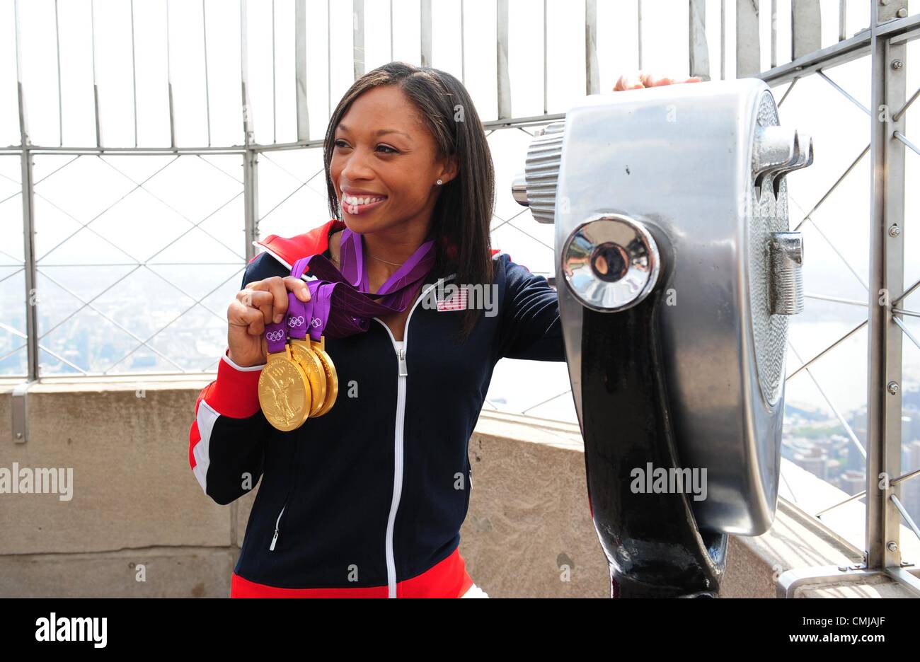 15. August 2012 Touren - Manhattan, New York, USA - 2012 Olympic Gold Medalist ALLYSON FELIX das Empire State Building. Felix erhielt drei Goldmedaillen bei den Olympischen Spielen 2012, darunter eine Goldmedaille bei der Frauen 200m, 4x100m-Staffel der Frauen (Weltrekord) und die Frauen 4x400m Staffel. (Bild Kredit: Bryan Smith/ZUMAPRESS.com ©) Stockfoto