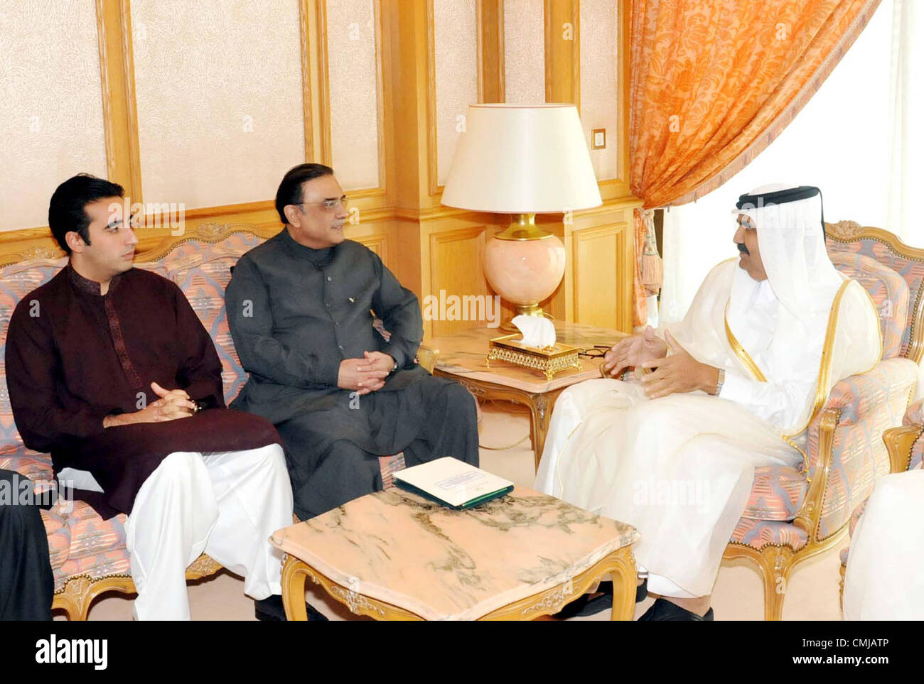 Pakistans Präsident Asif Ali Zardari tauscht Ansichten mit Amir von Katar Hamad Bin Khalifa Al-Thani während der Sitzung am Rande der islamischen Solidarität Gipfel in Mekka in Saudi-Arabien am Mittwoch, 15. August 2012. Peoples Party (PPP) Vorsitzender, Bilawal Bhutto Zardari auch in Bild zu sehen. Stockfoto