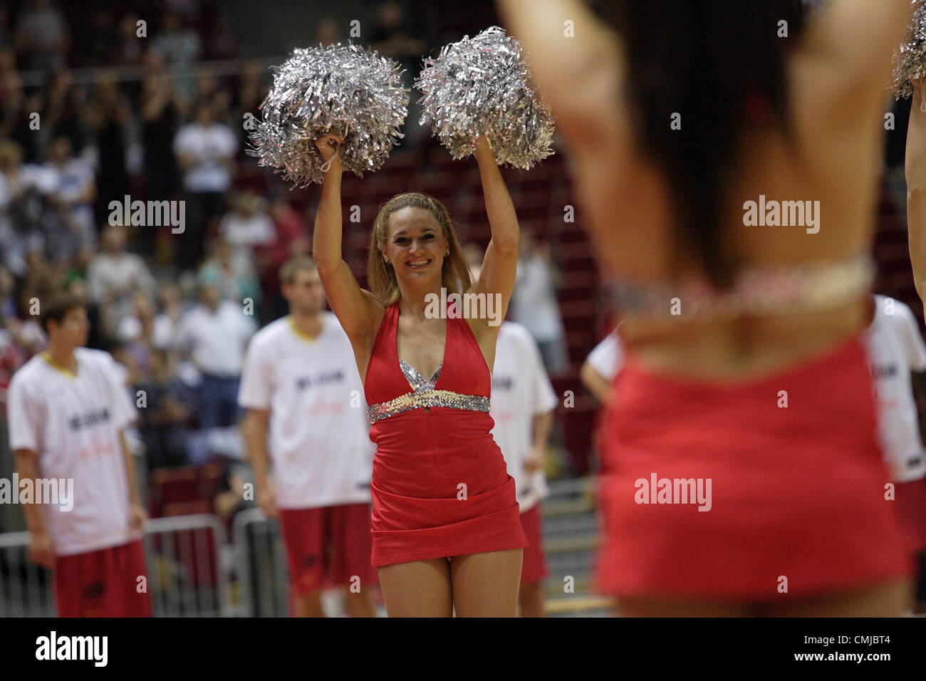 Sopot, Polen 15. August 2012. Eurobasket 2013 Qualifikationen. Sopot Flex Tanz Cheerleadears führt, während Polen V Belgien-Spiel Stockfoto