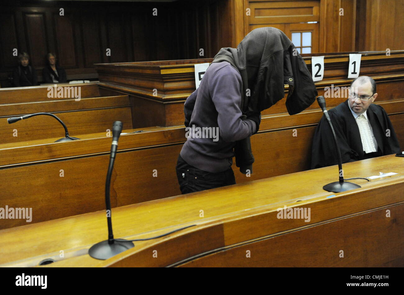 CAPE TOWN, SOUTH AFRICA: Xolile Mngeni erscheint vor dem High Court in Kapstadt am 15. August 2012 in Kapstadt, Südafrika. Ihm wird vorgeworfen, den Mord an Anni Dewani, dessen britischen Mann Shrien Dewani angeblich ihre Ermordung während auf Hochzeitsreise in Südafrika geplottet an. (Foto von Gallo Images / Foto24 / Leanne Stander) Stockfoto