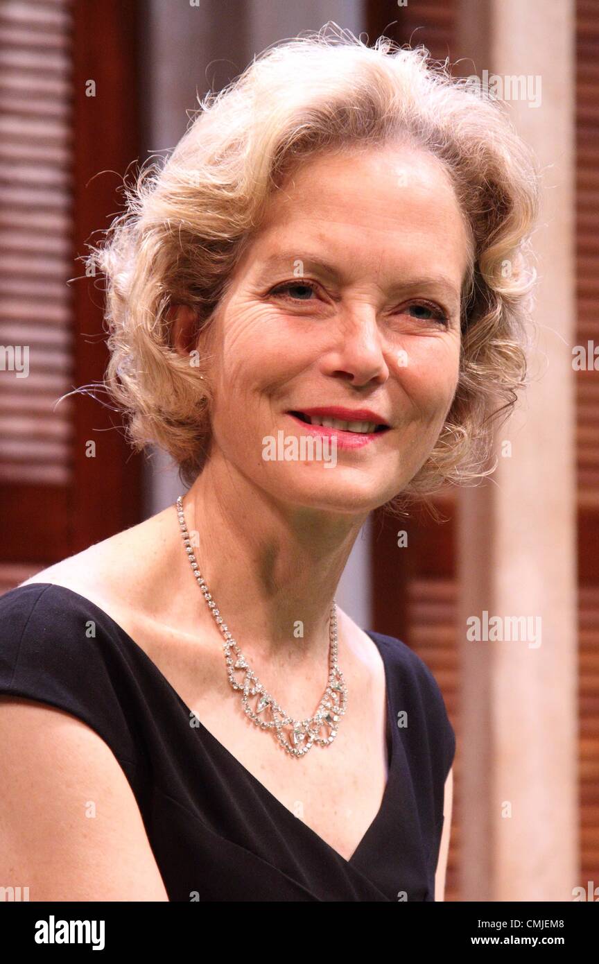 Jenny Seagrove, Dawn Steele, Finty Williams, Jason Durr und Robin Sebastian Stern in Noel Coward "Vulkan", Regie: Roy Marsden im Varieté-Theater, The Strand, London - 15. August 2012 Foto von Keith Mayhew Stockfoto