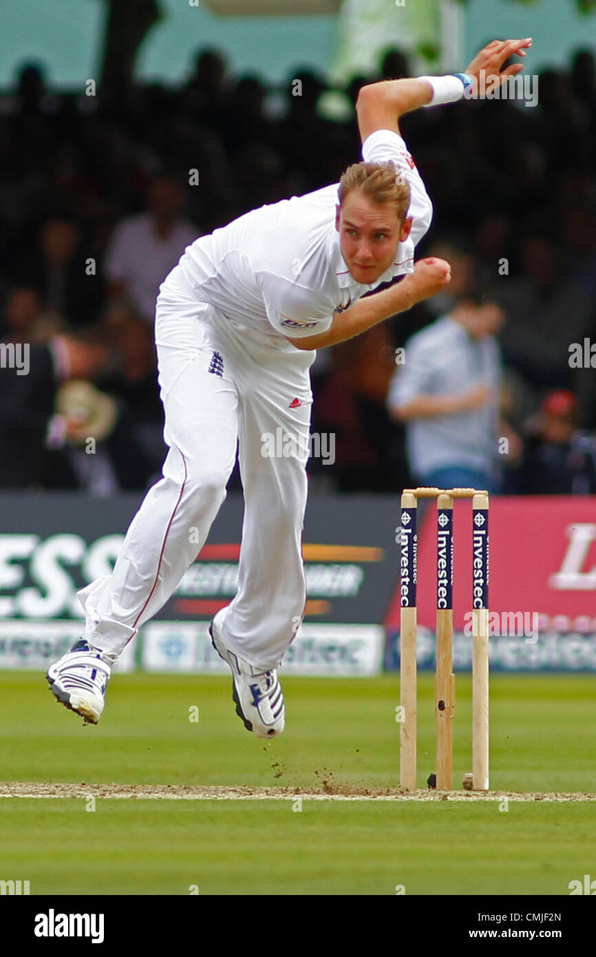 London, England, Donnerstag, 16. August 2012. Englands Stuart Broad bowling während der dritten Investec Cricket Test Länderspiel zwischen England und Südafrika, spielte an der Lords Cricket Ground. Stockfoto