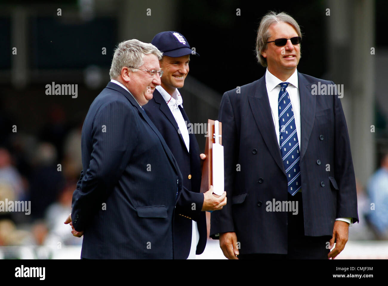 London, England, Donnerstag, 16. August 2012. Englands Andrew Strauss Getsan Auszeichnung zu Ehren seines 100. Testspiel während der dritten Investec Cricket Test Länderspiel zwischen England und Südafrika, spielte bei der Lords Cricket Ground. Stockfoto