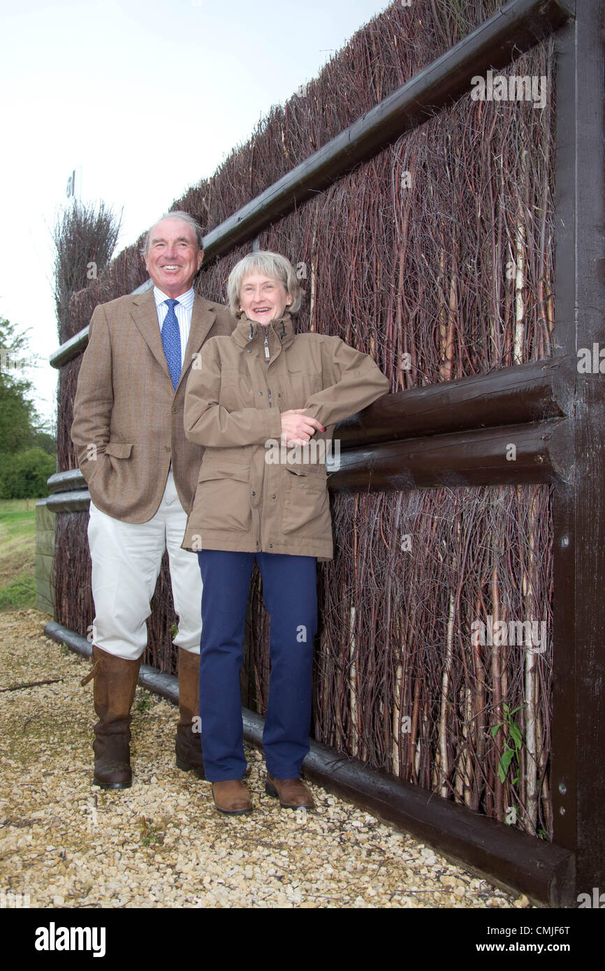 16.8.2012 Land Rover Burghley Horse Trials Media Briefing Tag, Burghley House, Stamford, Lincolnshire. Course Designer Captain Mark Phillips und Veranstalter Elizabeth Inman Stockfoto