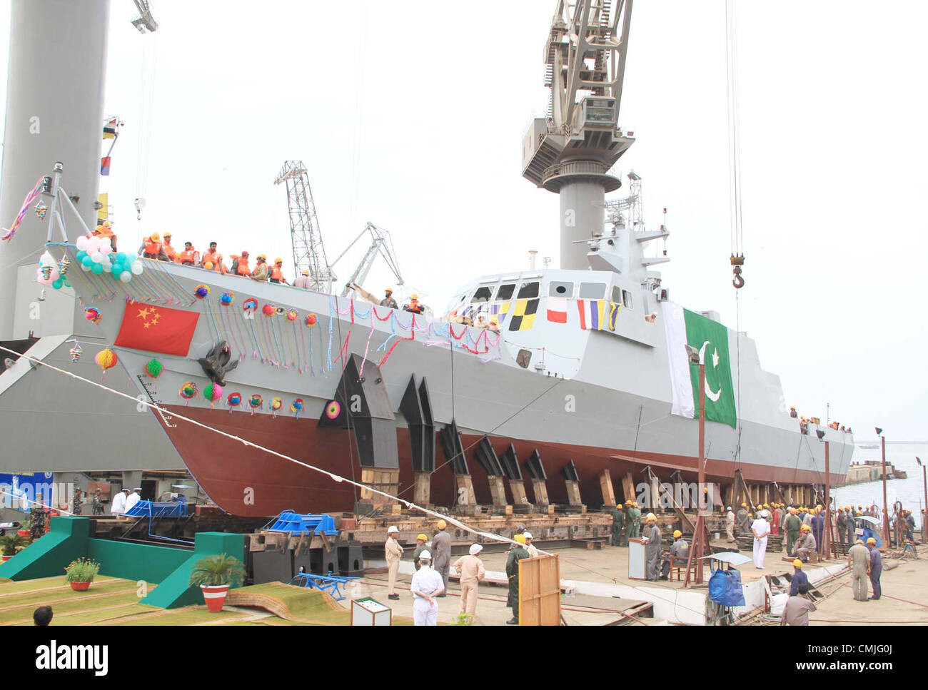Ansicht des zweiten schnell Angriff Handwerk (Rakete) PNS DEHSHAT während Launching Ceremony im Karachi Werft und Maschinenfabrik (KS & EW) am Donnerstag, 16. August 2012 statt. Stockfoto