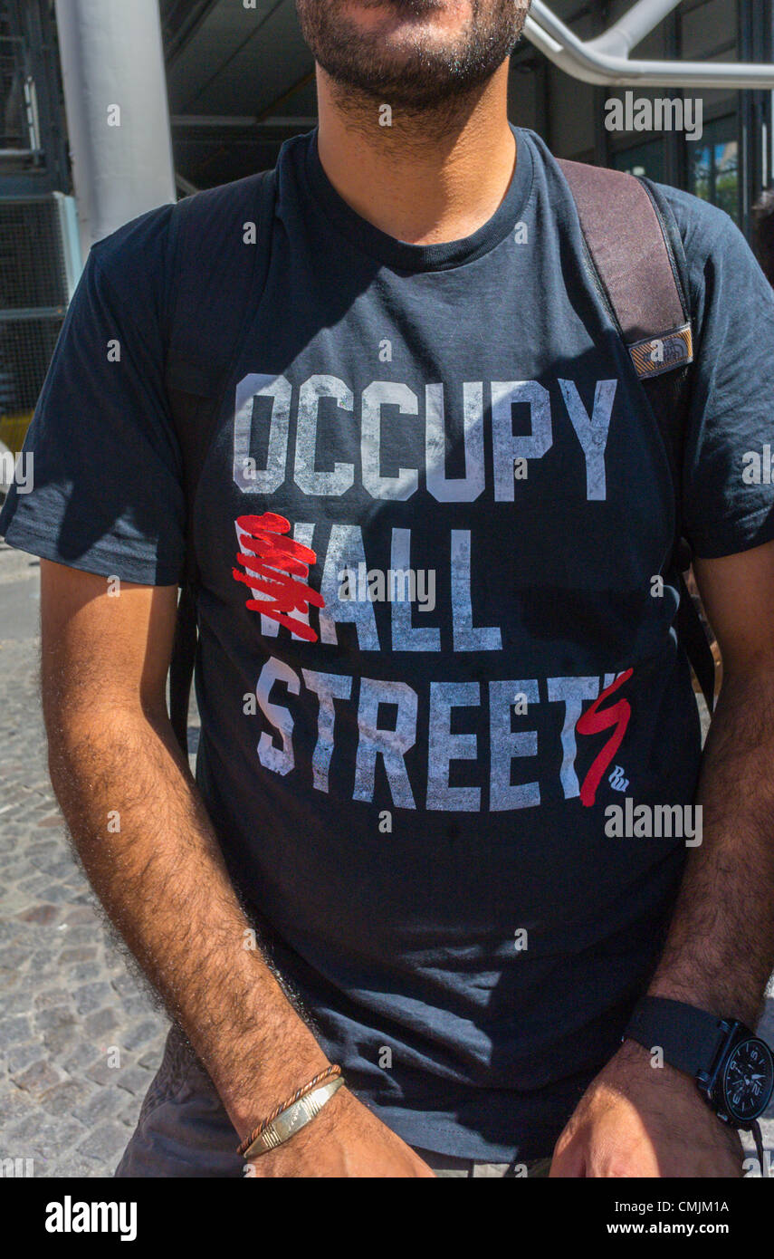 Paris, Frankreich, Nahaufnahme, T-Shirt-Slogans International Rally man trägt den Schriftzug T-Shirt „Occupy Wall Street“ Stockfoto