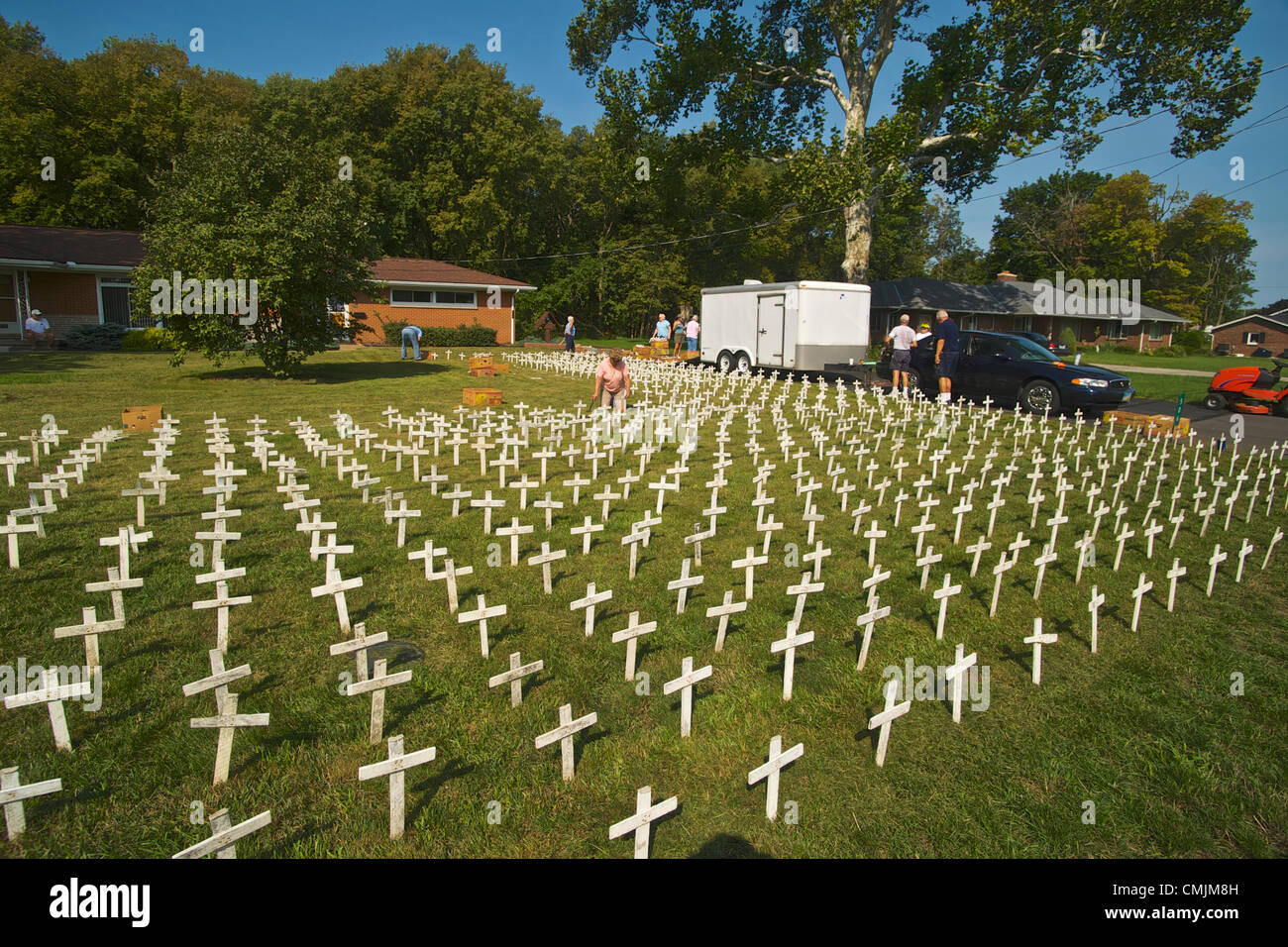 16. August 2012. Achtung Leben Gruppen von Unbefleckte Empfängnis PortClinton katholische Kirche, katholische Kirche St. Joseph von Marblehead und St. Marien byzantinische katholische Kirche von Marblehead Ohio festgelegten 3500 kreuzt, den Tagessatz der Abtreibung in den USA vertreten Stockfoto