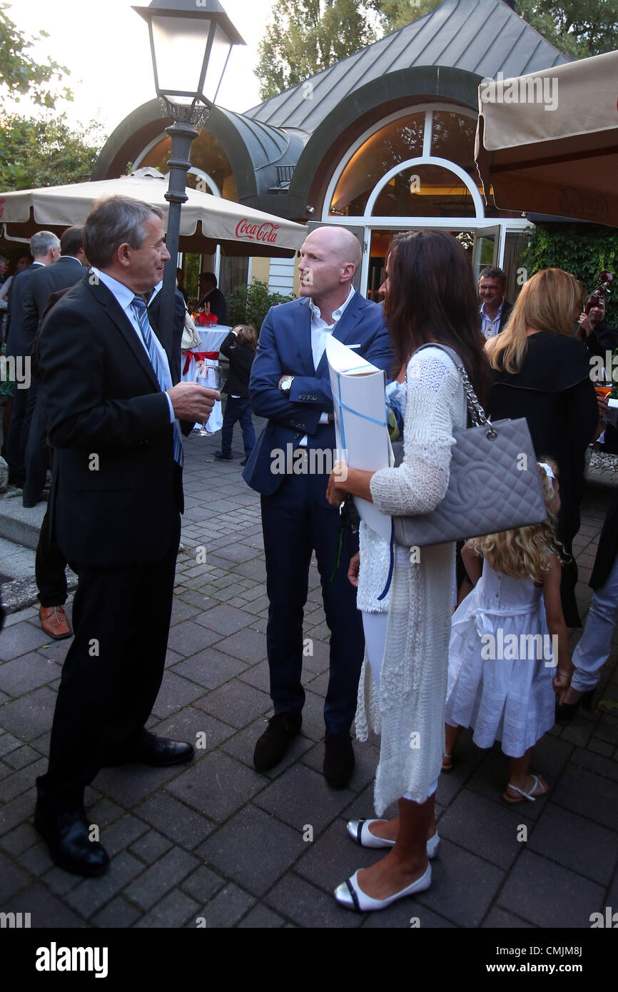 München, Deutschland - 16 AUGUST: Wolfgang Niersbach (L), Präsident des deutschen Fußball-Bund DFB-Gespräche zum FC Bayern Muenchen Sporting Direktor Matthias Sammer und seine Frau Karin Sammer während Hans-Wilhelm Müller Wohlfahrts 70. Geburtstagsfeier am Seehaus am 16. August 2012 in München. Stockfoto