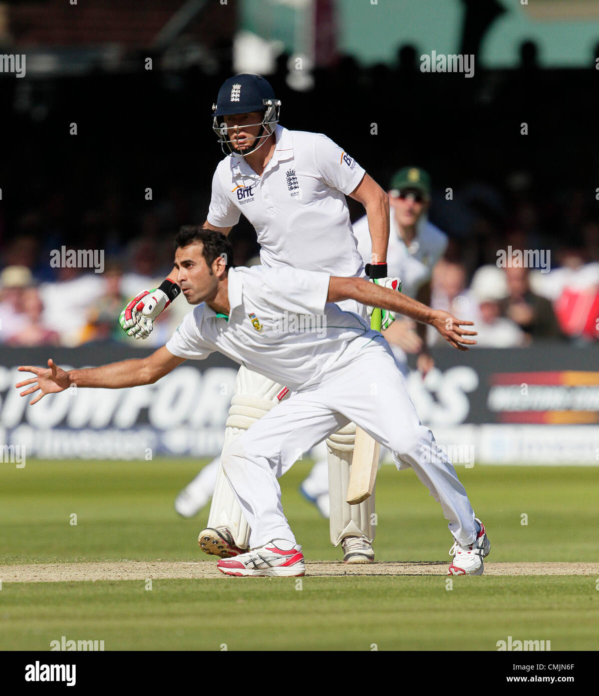 17.08.2012 London, England. Imran Tahir in Aktion am zweiten Tag des dritten Tests zwischen England und Südafrika aus. Stockfoto