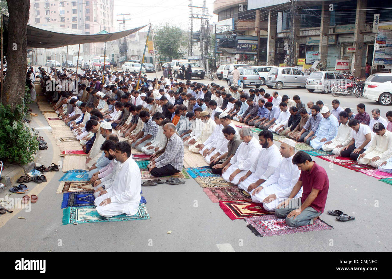 Gläubigen Muslime bieten am vergangenen Freitag Gebet des Heiligen Monats Ramadan-Ul-Mubarak in Shimla Hill in Lahore auf Freitag, 17. August 2012. Stockfoto