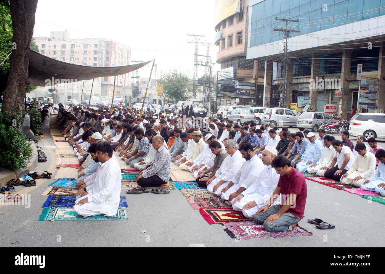 Gläubigen Muslime bieten am vergangenen Freitag Gebet des Heiligen Monats Ramadan-Ul-Mubarak in Shimla Hill in Lahore auf Freitag, 17. August 2012. Stockfoto