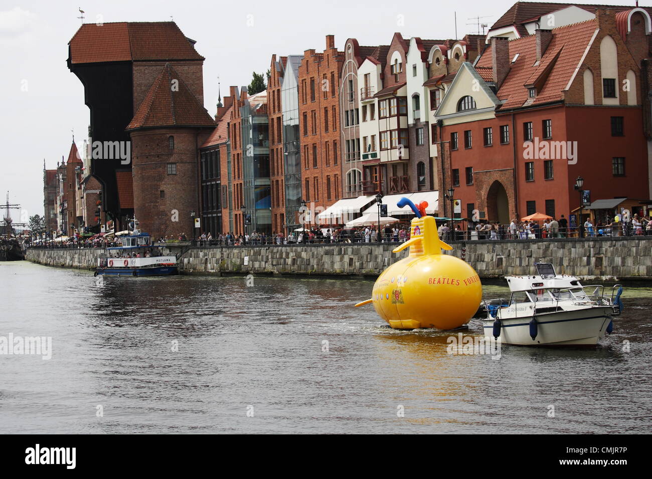 Danzig, Polen 18. August 2012 gelbe u-Boot auf der Mottlau. Leistung organisiert in den 50. Jahrestag des ersten The Beatles-Konzerts mit historischen Bandmitglieder. Yellow Submarine ist eines der Ereignisse von der "Woche der Legende - Gdansk ist das Beatles-Jubiläum". Stockfoto