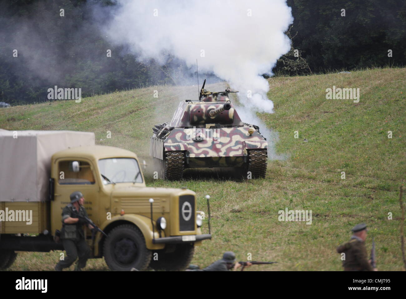 Tokary, Polen 18. August 2012 Przodkowo 1945 - historisches Reenactment der WWII-Schlacht in der Nähe von TheTokary und Przodkowo Dörfer.  Im März 1945 traf russische und polnische Armee mit deutschen nad nach der verzweifelten Kampf Nazis besiegten. Stockfoto