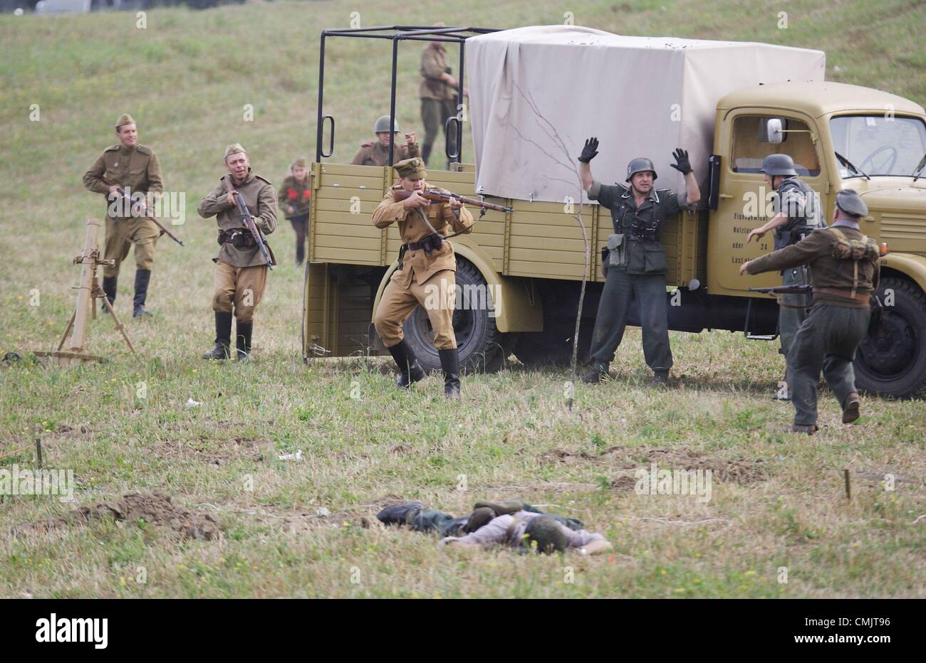 Tokary, Polen 18. August 2012 Przodkowo 1945 - historisches Reenactment der WWII-Schlacht in der Nähe von TheTokary und Przodkowo Dörfer.  Im März 1945 traf russische und polnische Armee mit deutschen nad nach der verzweifelten Kampf Nazis besiegten. Stockfoto