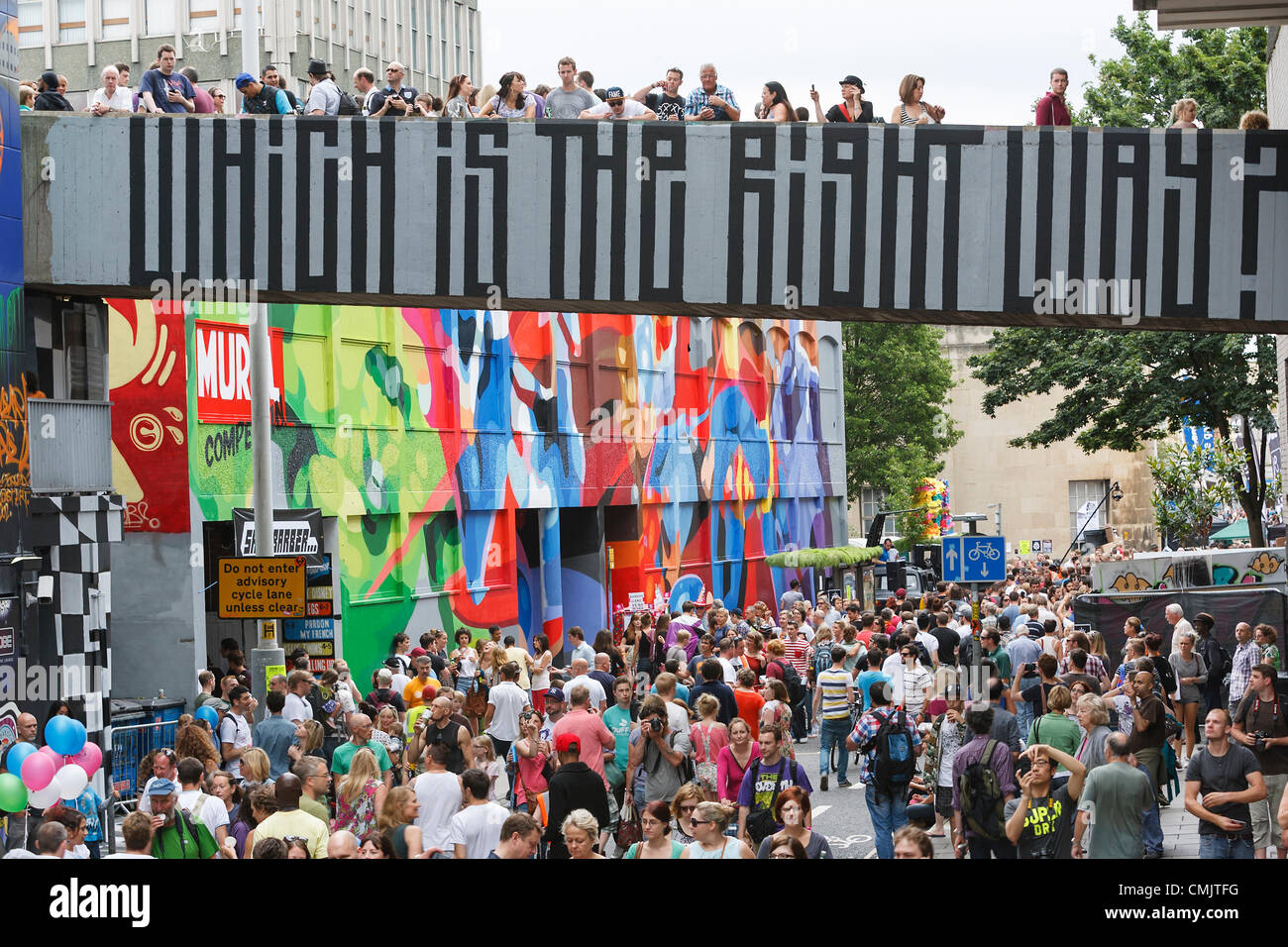 Bristol, Großbritannien. August 2012. Besucher des See No Evil Street Art Festivals werden in der Nelson Street abgebildet, während sie Kunstwerke sehen, die außen an Gebäuden in und um die Nelson Street gemalt wurden. Sehen Sie kein Übel als eine Sammlung von Kunstwerken, die von mehreren Graffiti- und Straßenkünstlern geschaffen wurde. Stockfoto