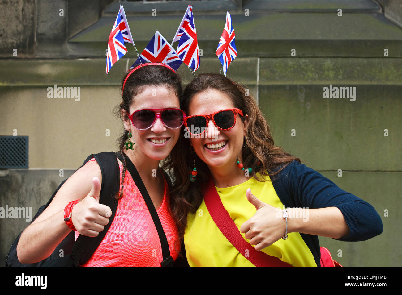 18. August 2012 Noemi Honoz und Raquel Sanchez, zwei spanische Mädchen im Urlaub in Edinburgh, besuchen das Edinburgh Fringe Festival, Haarbänder mit den Union Jack-Flaggen darauf tragen. Foto in High Street-Edinburgh, Schottland, UK Stockfoto