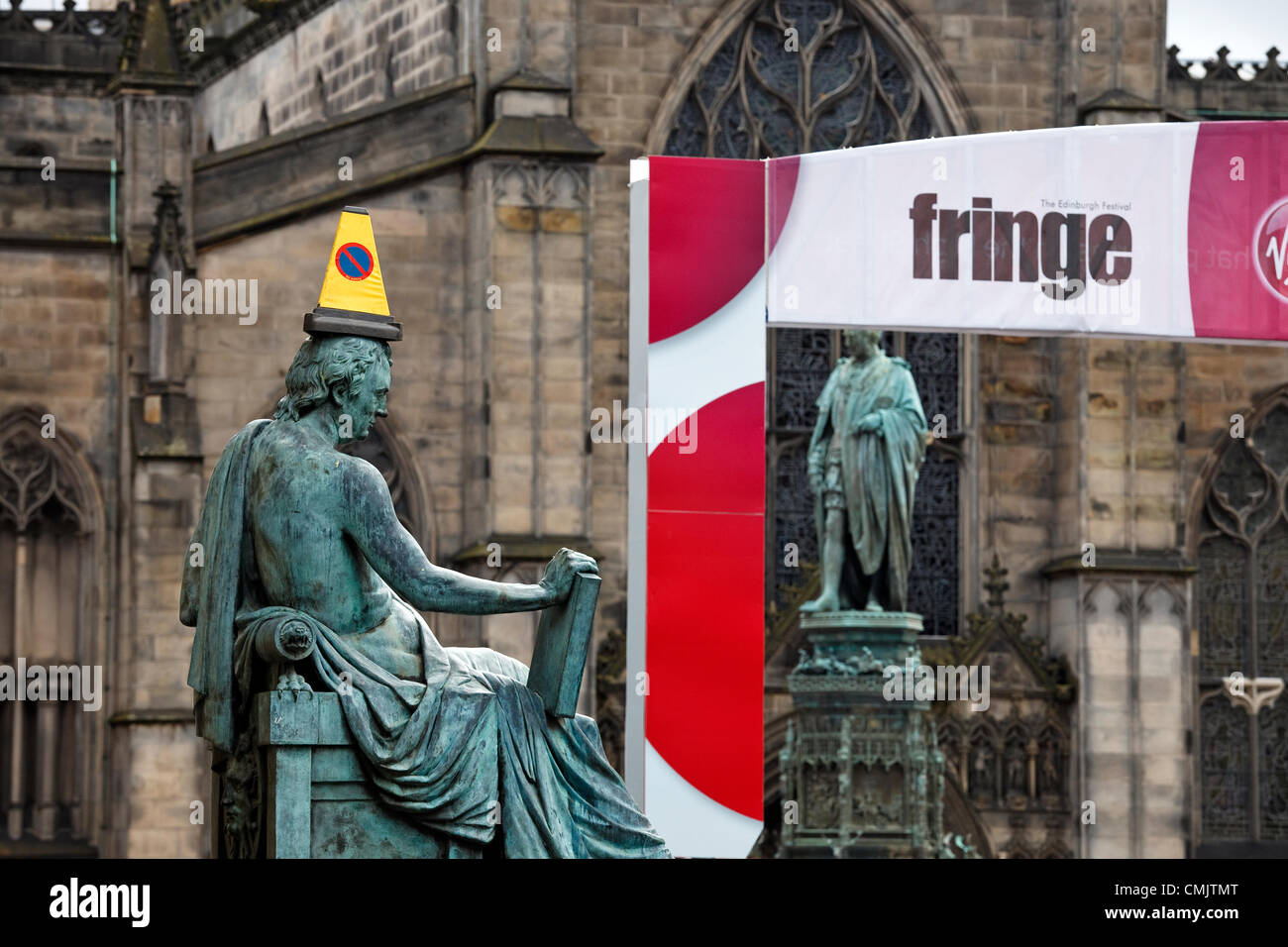 18. August 2012 Kegel Statue von David Hume, 18. Jahrhundert schottische Philosoph, Ökonom, Historiker und Essayist, von Alexander Stoddard, außerhalb der High Court, Royal Mile, Edinburgh, mit einer "Parkverbot" auf den Kopf. Dies ist am Eingang des Edinburgh Fringe Straßenfeste. St. Giles Kathedrale ist im Hintergrund. Stockfoto