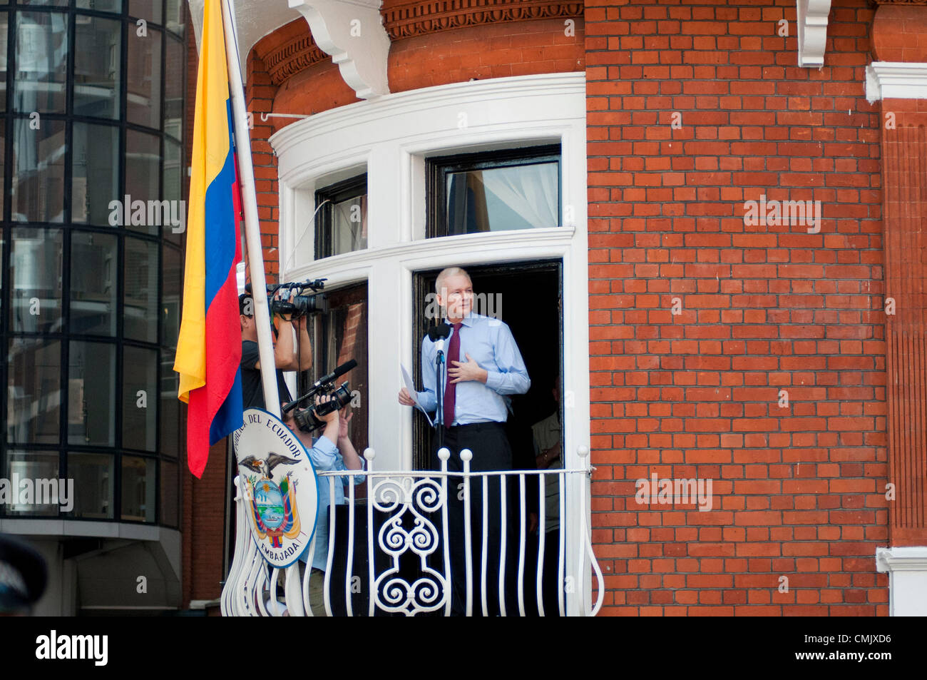 London, UK. 19.08.12. Julian Assange befasst sich mit der Welt Medien, Fans und Demonstranten vom Erdgeschoss Balkon der ecuadorianischen Botschaft. Stockfoto