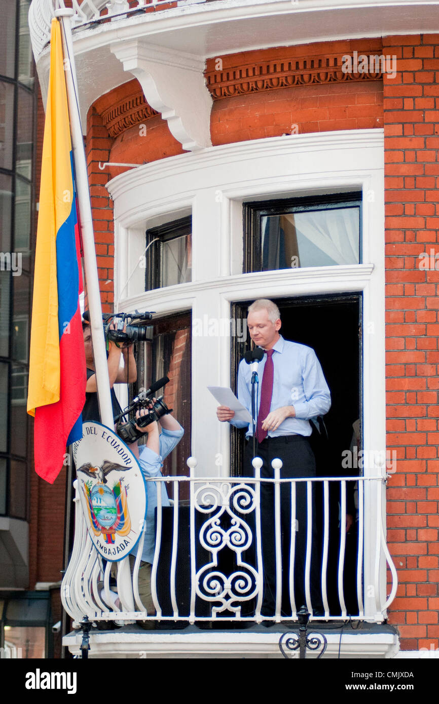 London, UK. 19.08.12. Julian Assange befasst sich mit der Welt Medien, Fans und Demonstranten vom Erdgeschoss Balkon der ecuadorianischen Botschaft. Stockfoto