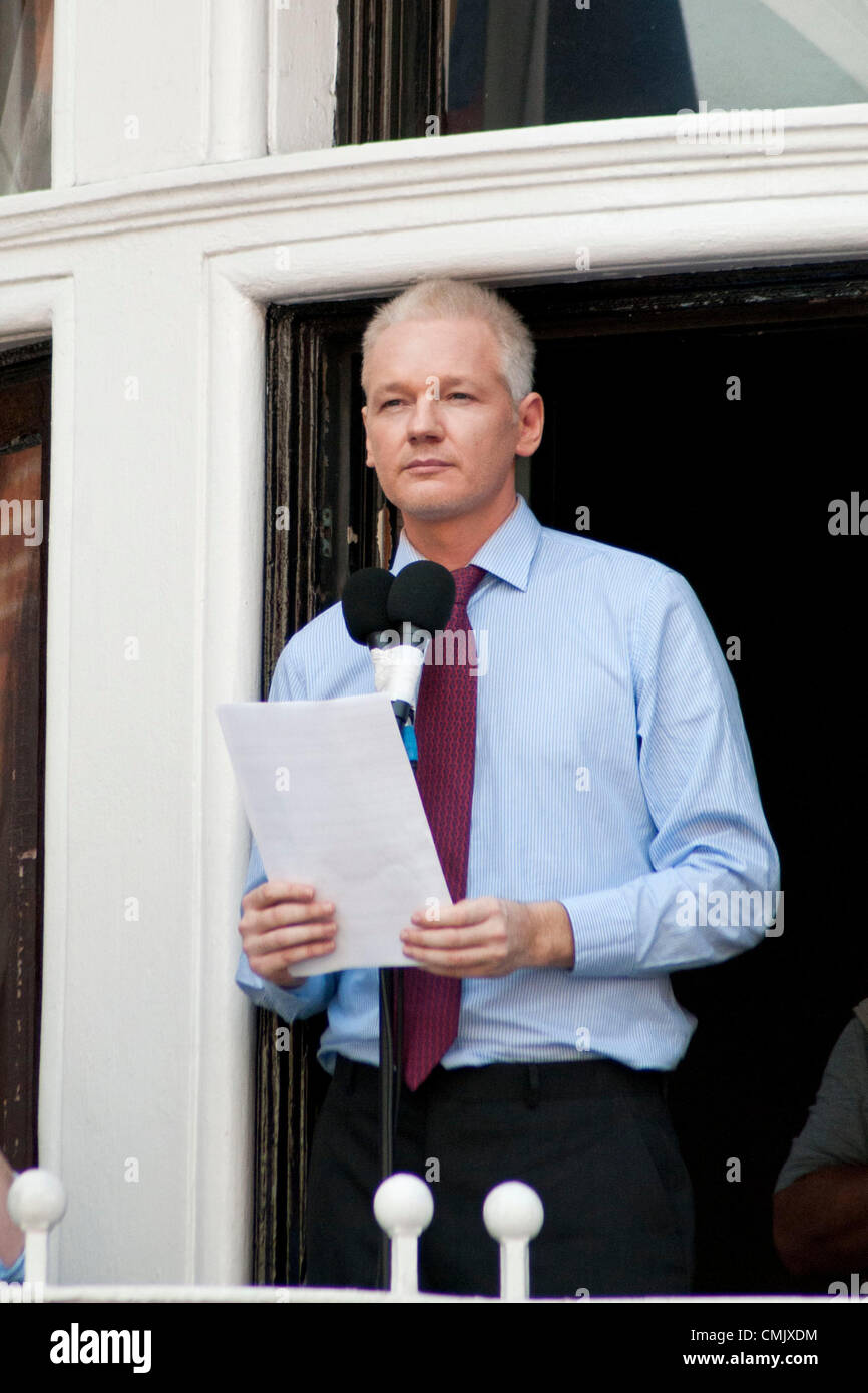 London, UK. 19.08.12. Julian Assange befasst sich mit der Welt Medien, Fans und Demonstranten vom Erdgeschoss Balkon der ecuadorianischen Botschaft. Stockfoto