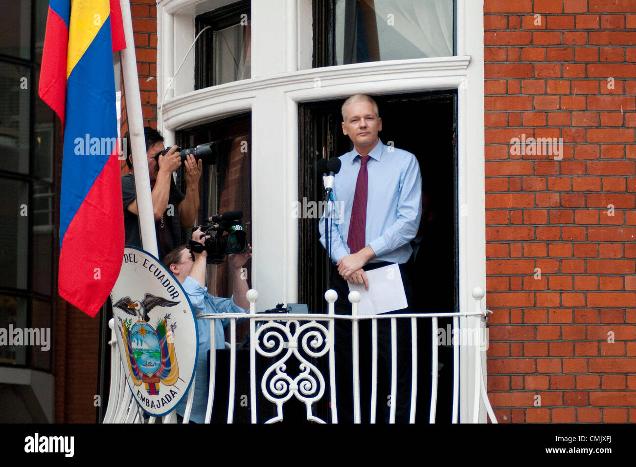 London, UK. 19.08.12. Julian Assange befasst sich mit der Welt Medien, Fans und Demonstranten vom Erdgeschoss Balkon der ecuadorianischen Botschaft. Stockfoto