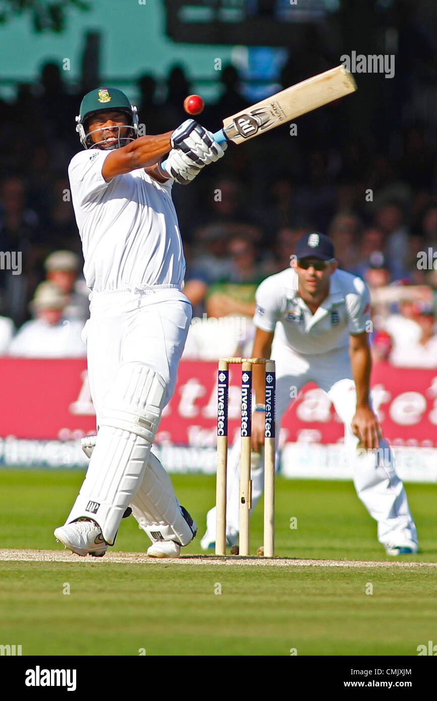 19.08.2012 London, England. Südafrikas Vernon Philander vermisst einen Zug geschossen, während das dritte Investec Cricket Test Länderspiel zwischen England und Südafrika, spielte bei der Lords Cricket Ground: obligatorische Kredit: Mitchell Gunn Stockfoto