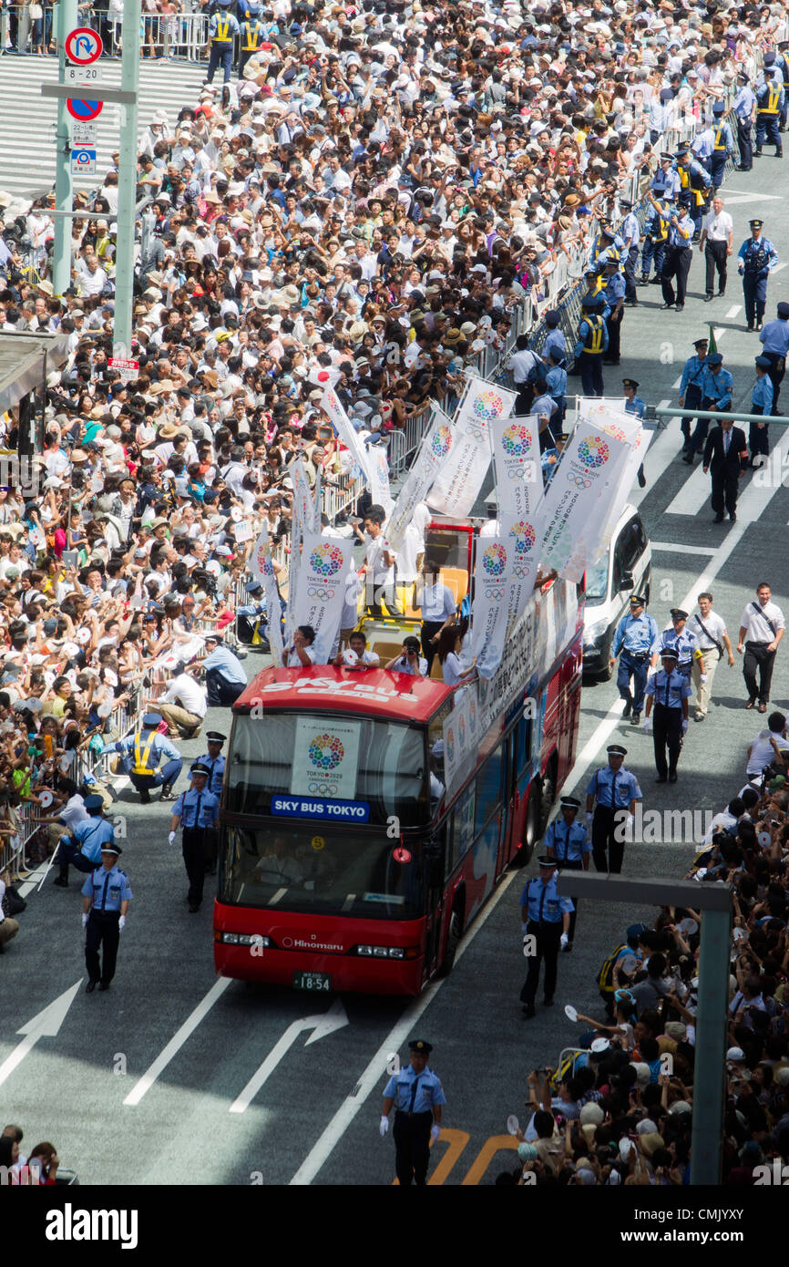 20. August 2012, Tokyo, Japan - zwei Cabrios und fünf Busse fuhren die Japan-Olympiasieger durch die Ginza Bezirk von Tokio tragen, da sie ihre treuen Fans begrüßt. Mehr als 100.000 Menschen füllten die Straßen von Tokyo Ginza-Viertel, Japans zurückkehrenden Medaillengewinner von den Olympischen Spielen in London zu Ehren. Das Japan-Team gewann insgesamt 38 Medaillen in London, die jemals von einem Japan-Team. (Foto von Christopher Jue/AFLO) Stockfoto