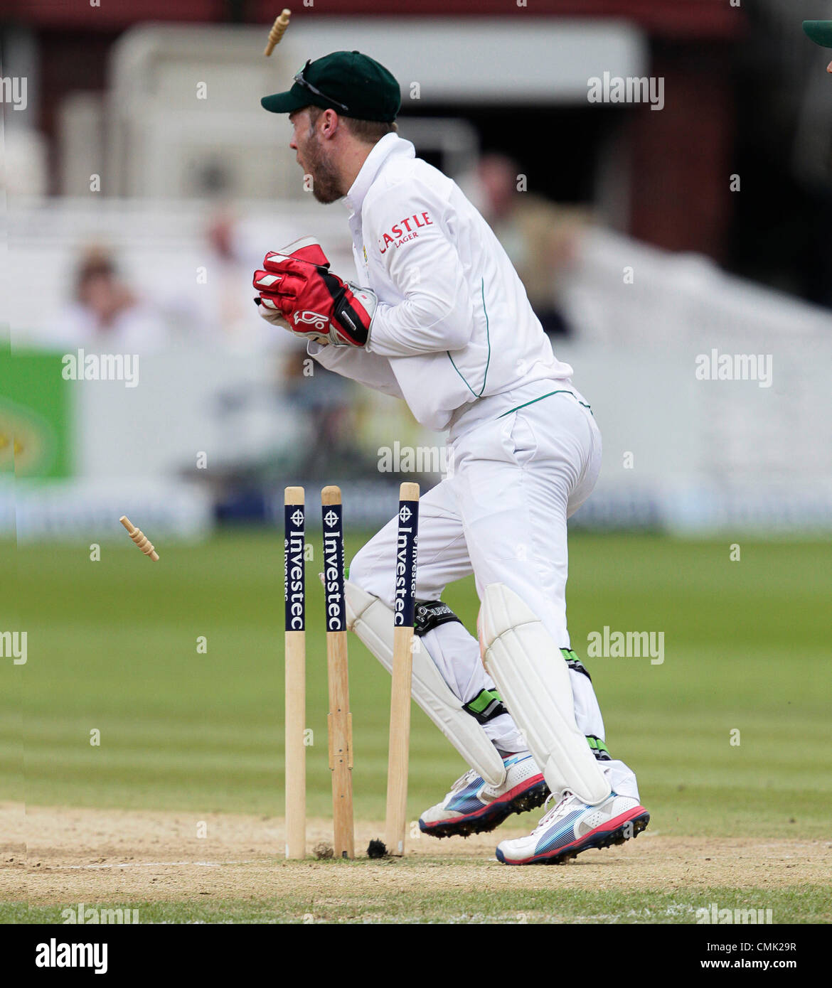 20.08.2012 London, England.  Ein B de Villiers zieht die Kautionen James Taylor in der ersten Sitzung am Tag fünf von der dritte Test zwischen England und Südafrika von Lords ausgehen haben. Stockfoto